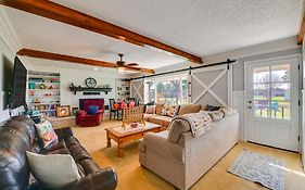 Walk To Lake Texoma Family-Friendly Retreat!